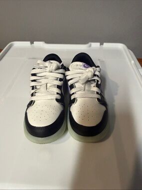 Nike Kids Low-Top Sneakers in White, Black and Purple